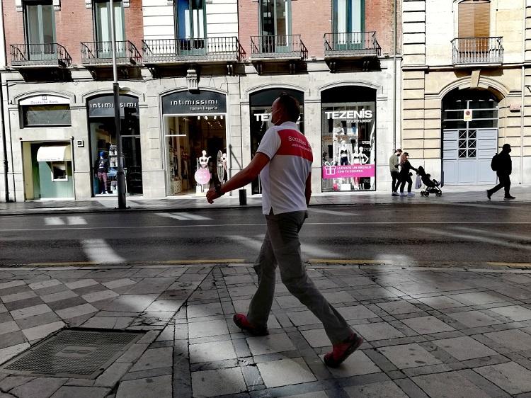 Un hombre camina, este viernes, desde Puerta Real a Recogidas. 