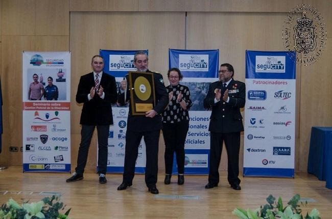 El jefe de la Policía Local al recibir el premio. El jefe de la Policía Local al recibir el premio.
