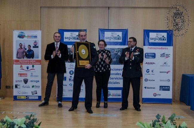 El jefe de la Policía Local al recibir el premio.