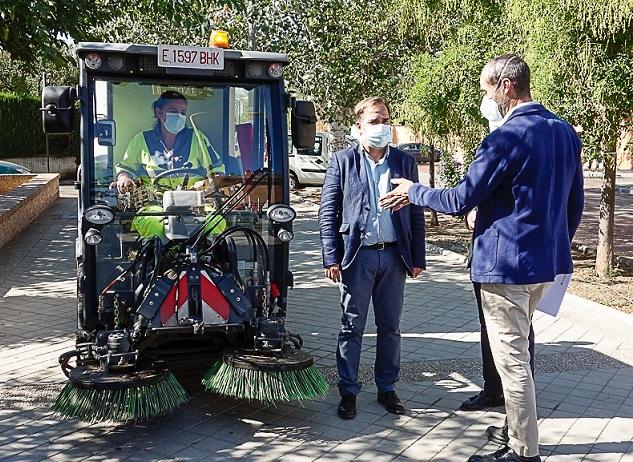 Visita a una de las brigadas de limpieza en La Chana. 