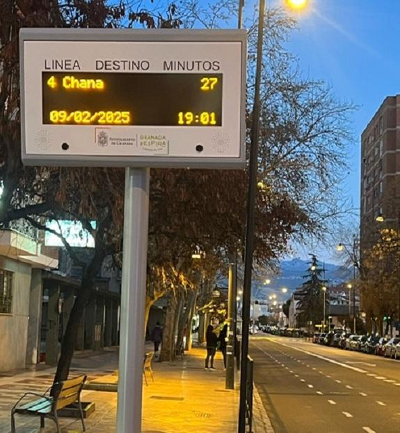 Panel con el tiempo de espera en una parada de la línea 4. 