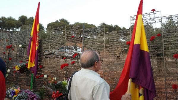 El Memorial se levanta frente a la tapia del cementerio.