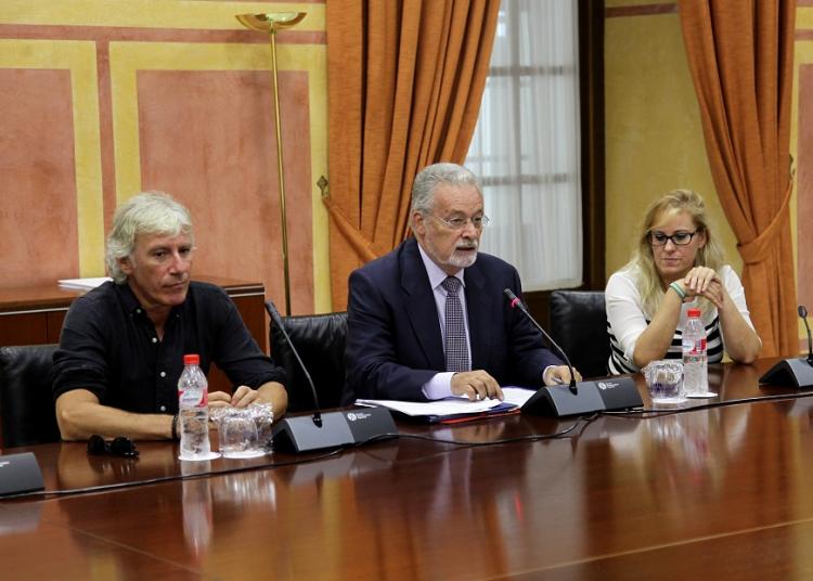 Maeztu (centro imagen) en un grupo de trabajo en el Parlamento.