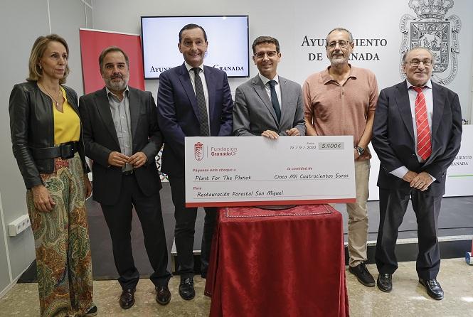 Acto de donación de 5.400 euros del Granada CF para la plantación de árboles en el Cerro de San Miguel.