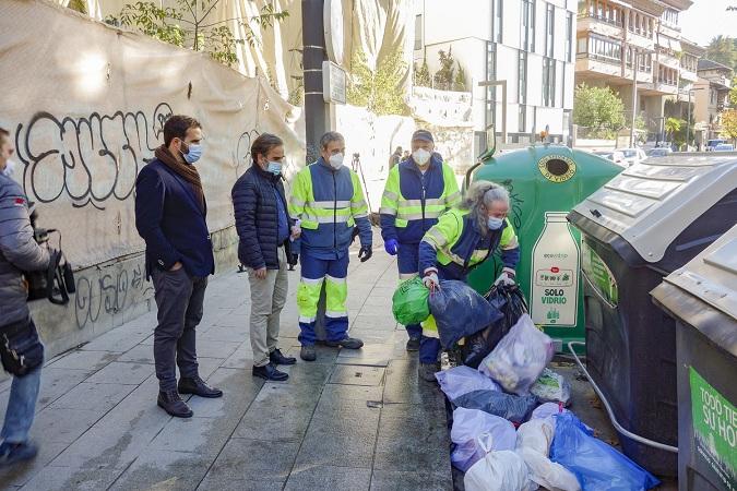 Basura fuera de los contenedores en el Paseo del Salón.