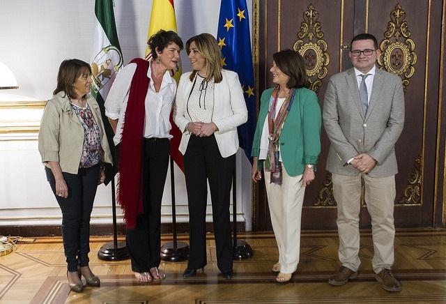 La presidenta de la Junta con la representante de ACNUR y otros cargos de la Junta.