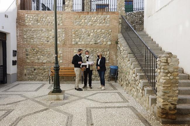 Los concejales Miguel Ángel Fernández Madrid y María de Leyva, en una visita a las zonas remodeladas.