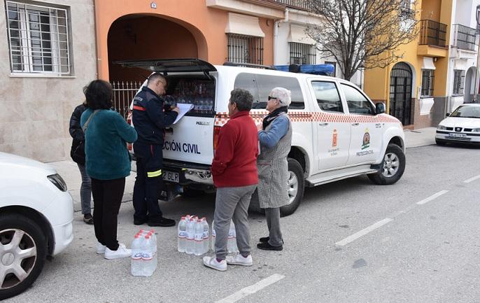 Reparto de agua embotellada en las zonas afectadas por las restricciones. 