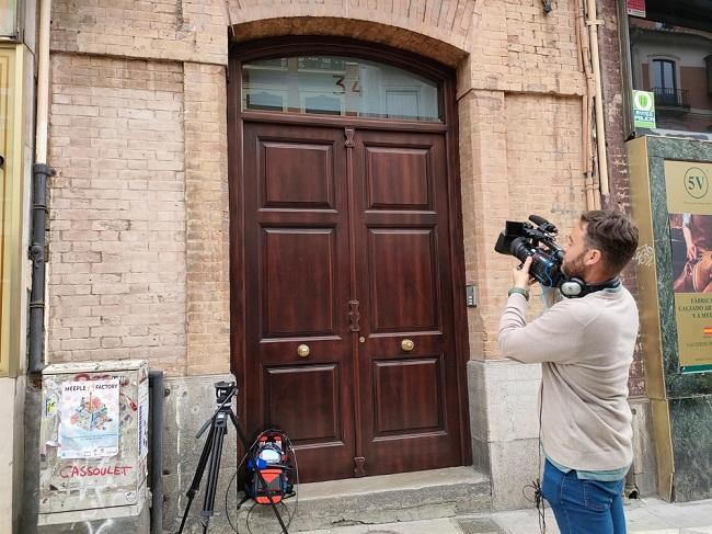 Cámara de televisión ante el edificio registrado por la UCO.