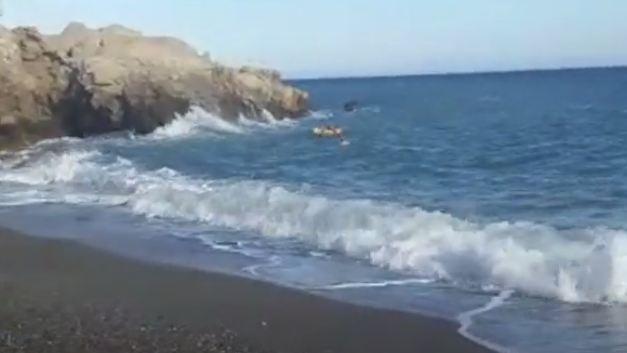 Los bañistas estaban muy cerca de rocas, en medio del oleaje. 