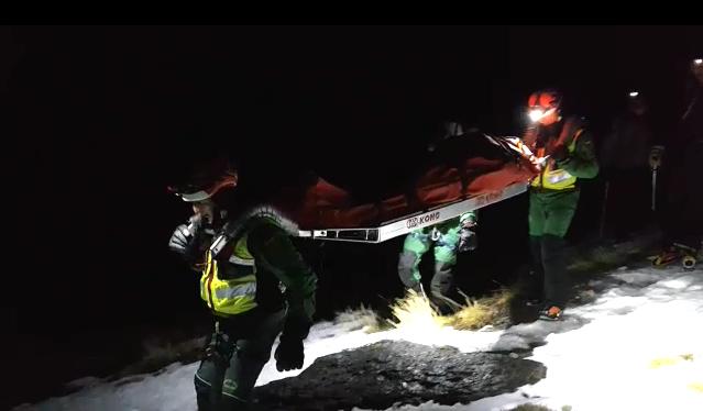 Guardias del Sereim trasladan al montañero herido.