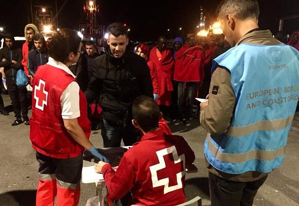 A su llegada al Puerto de Motril han recibido una primera asistencia de Cruz Roja.