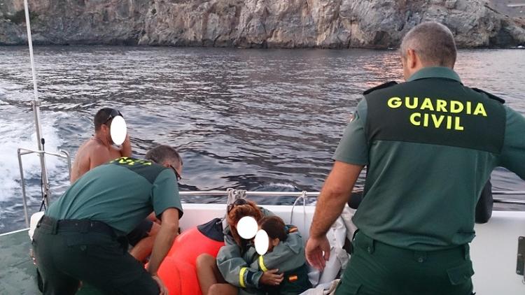 Los náufragos, tras ser rescatados del agua Los náufragos, tras ser rescatados del agua.