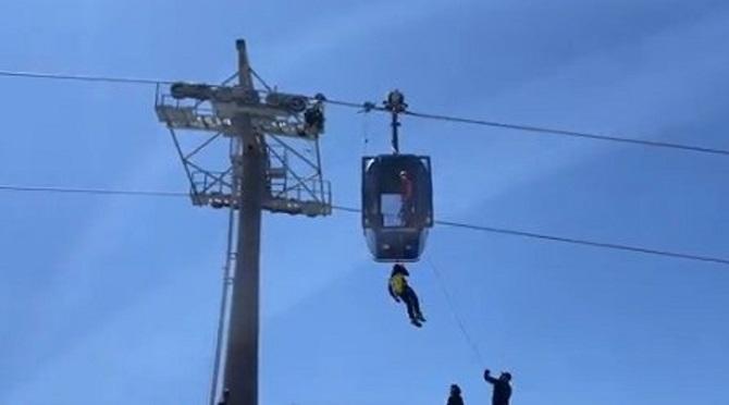 Personal de Cetursa realizando las acciones de rescate en la telecabina a causa del apagón.
