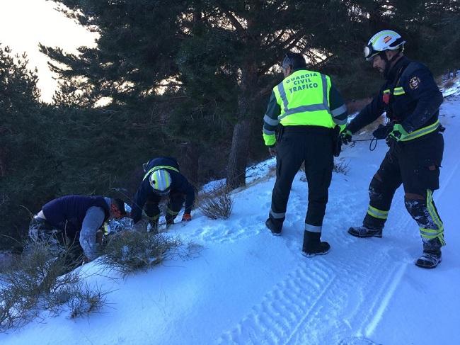 Bomberos y Guardia Civil rescataron al accidentado. Bomberos y Guardia Civil rescataron al accidentado.