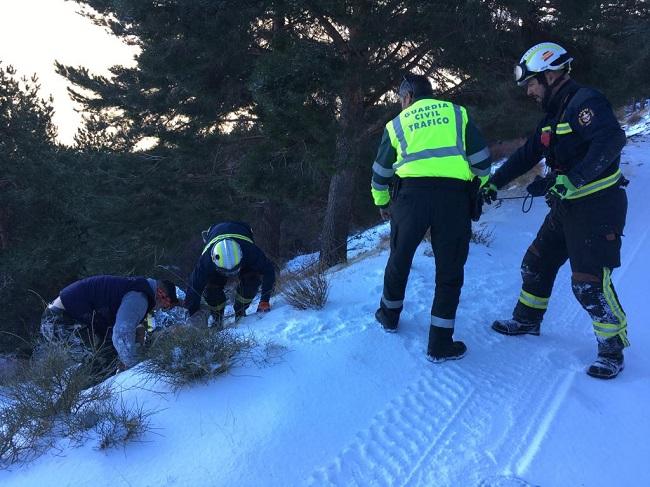 Bomberos y Guardia Civil rescataron al accidentado.