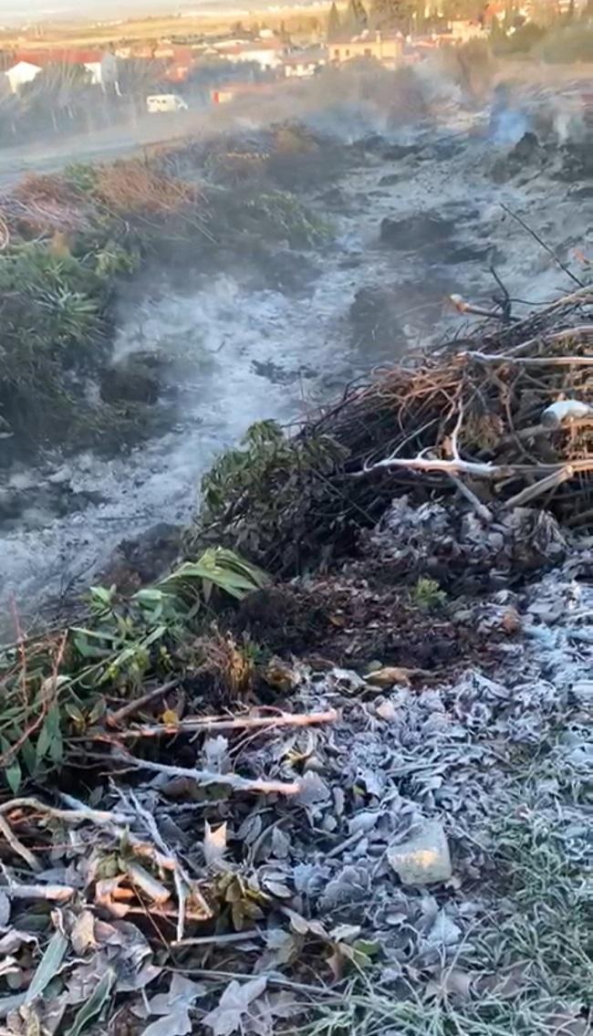 Restos humeantes dos días después del incendio, a pesar de la lluvia. 