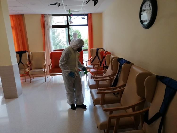Tareas de desinfección en una residencia. Tareas de desinfección en una residencia.