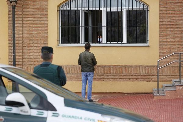 Un familiar se interesa por la situación de los residentes.