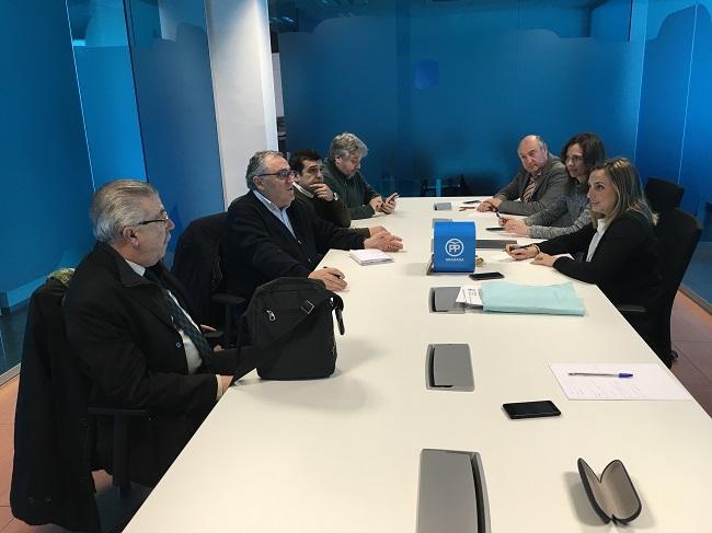 Carazo y Díaz en la reunión con representantes de guías turísticos y agencias. Carazo y Díaz en la reunión con representantes de guías turísticos y agencias.