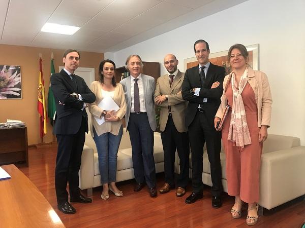 Reunión de los representantes del Colegio de Abogados con el delegado de Salud.