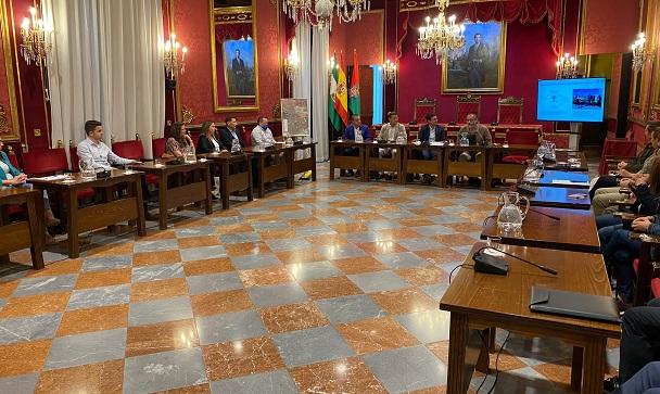 Reunión en el salón de plenos con empresas granadinas.