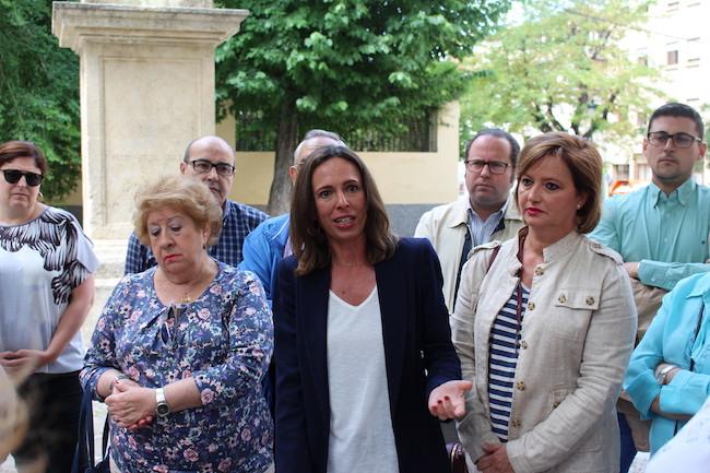 Rocío Díaz y concejales del PP, con vecinos del Realejo.