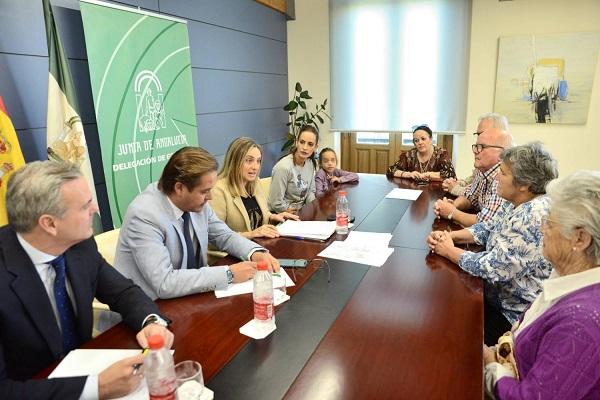 La consejera durante su reunión con los vecinos de Santa Adela.