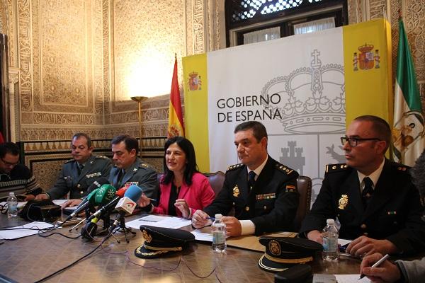 Inmaculada López Calahorro con responsables de Guardia Civil y Policía Nacional.