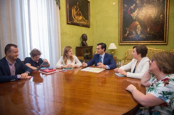 La consejera de Salud se ha reunido este lunes con el alcalde de Granada.
