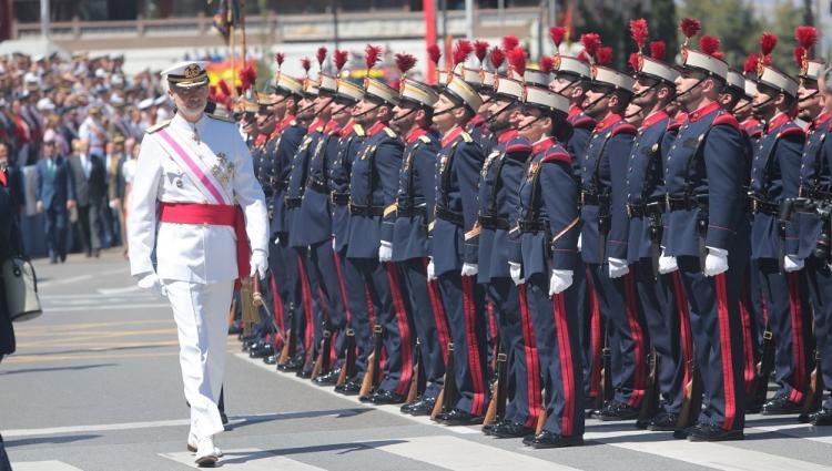 El Rey pasa revista a la Guardia Real, en Granada.