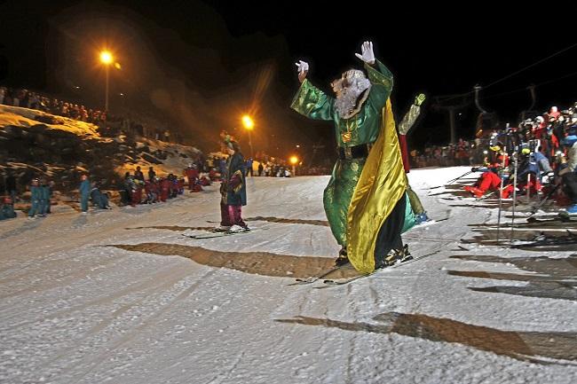 El rey Melchor desciende por una de las pistas de Sierra Nevada.