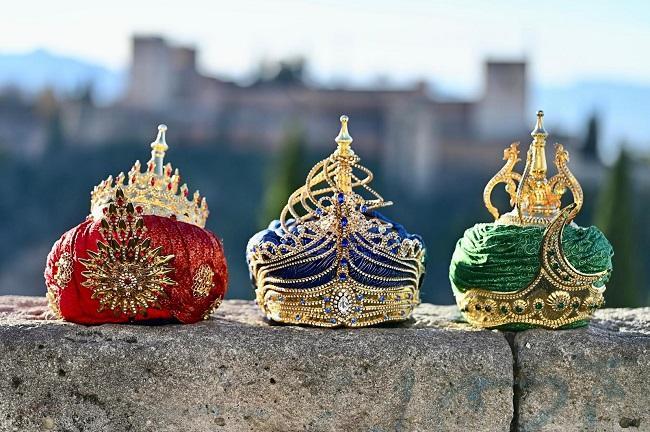Coronas de los Reyes Magos de Granada con la Alhambra al fondo.