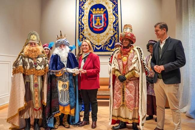 La alcaldesa, este lunes, al recibir a los Reyes Magos.
