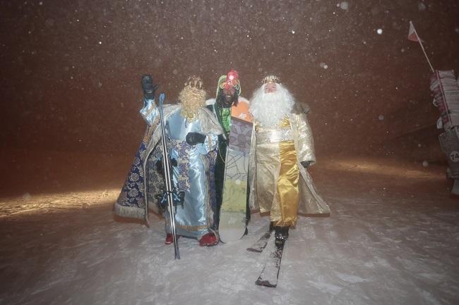 Los Reyes Magos, bajo la nieve en Sierra Nevada.