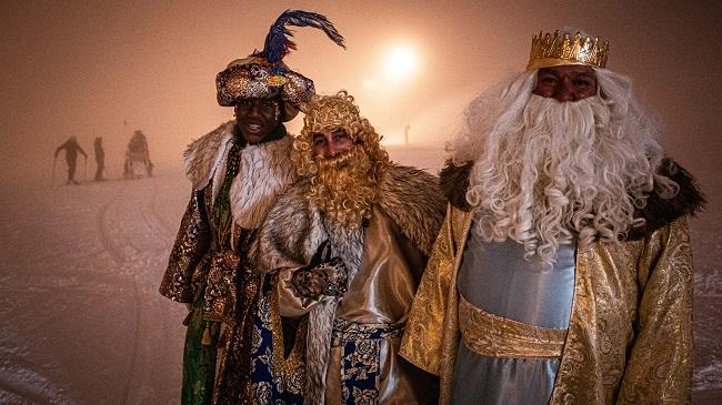 Los Reyes Magos en Sierra Nevada, donde nieve y niebla acompañaron al esquiador cortejo.