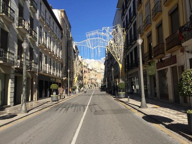 Imagen de Reyes Católicos, en la capital, con las luces navideñas aún instaladas.