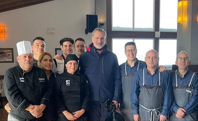 El Rey posa con el equipo del Restaurante La Alcazaba en Sierra Nevada, este domingo.