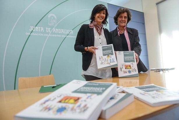 María José Rienda (izquierda), con los manuales para la formación de técnicos deportivos.