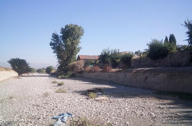 El cauce del río Dílar está totalmente seco buena parte del año a su paso por la Vega. 