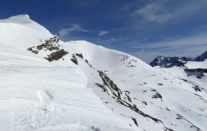 Pico Veleta (arriba izqda.) y vasares del Veleta, abajo a la derecha, zona del rescate.