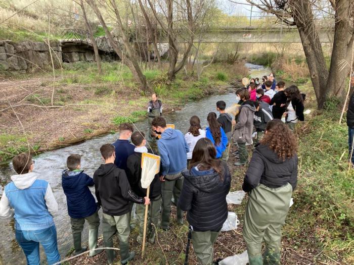 Alumnado hace trabajo de campo en la primera edición de 'Ríos de Vida'. 