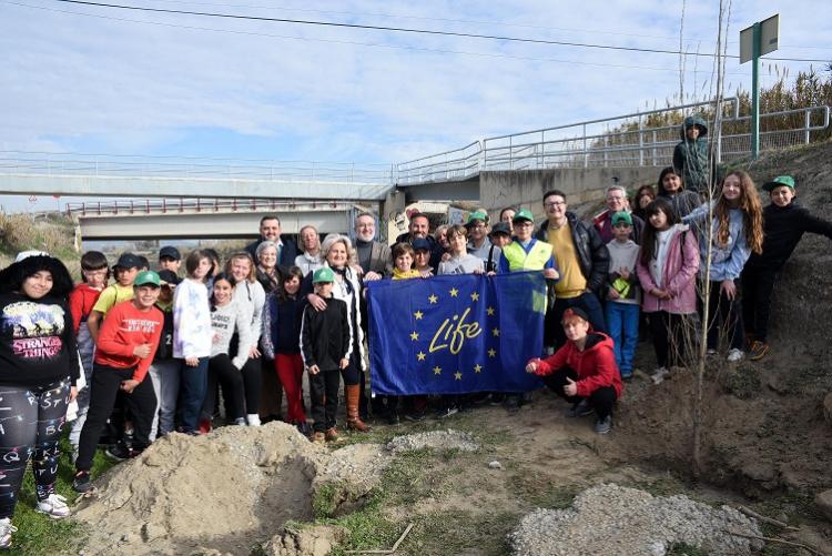 Parte de los escolares que plantado árboles y plantas en la ribera del río Dílar.