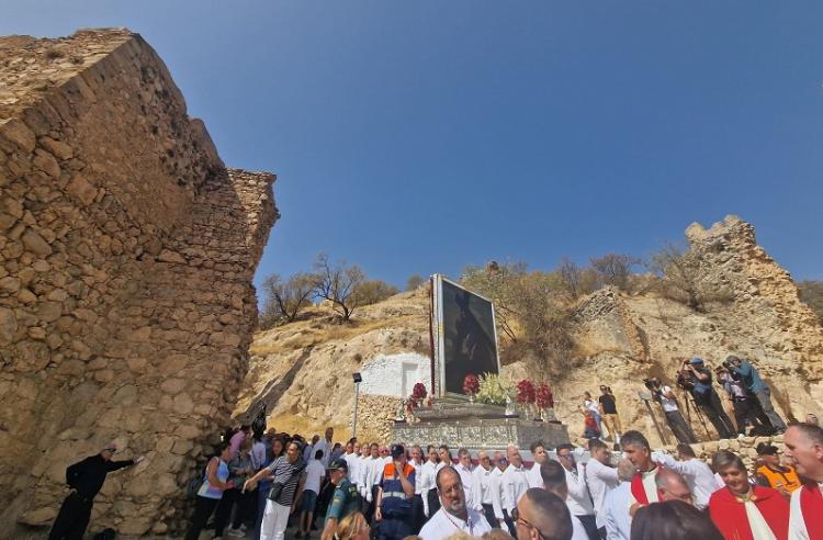 Salida de la romería junto al Castillo de Moclín.