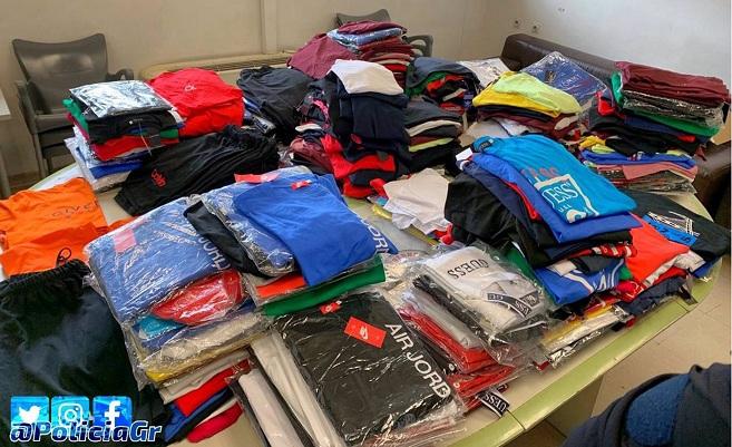 Ropa intervenida en un puesto del mercadillo del Zaidín. 