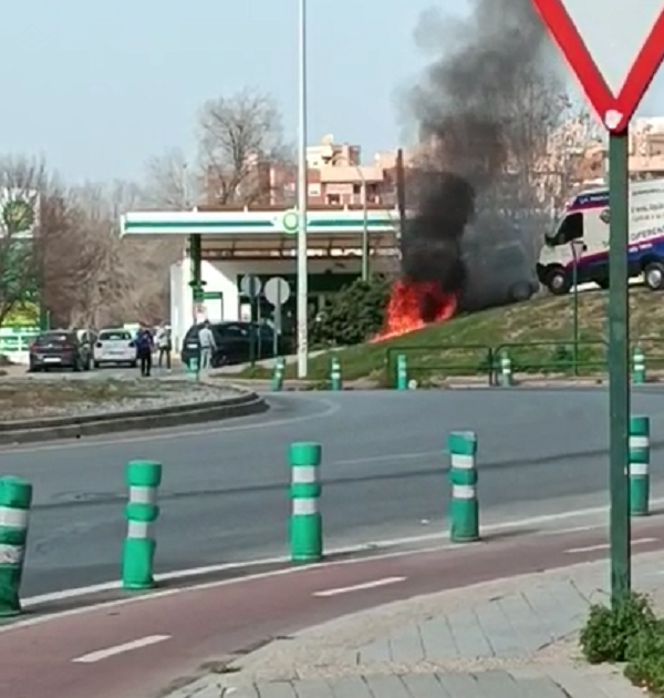 La cercanía de la gasolinera ha alarmado a los viandantes.