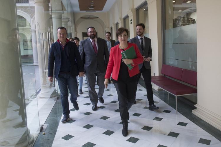 Sandra García, con el equipo de delegados y delegadas, se dirige a la sala de prensa.