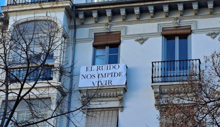 Una de las pancartas colocadas en el entorno de Bib-Rambla. 