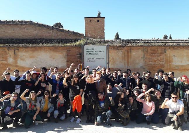 Participantes de la ruta, junto a Paco Vigueras, ante la tapia del cementerio de Granada.