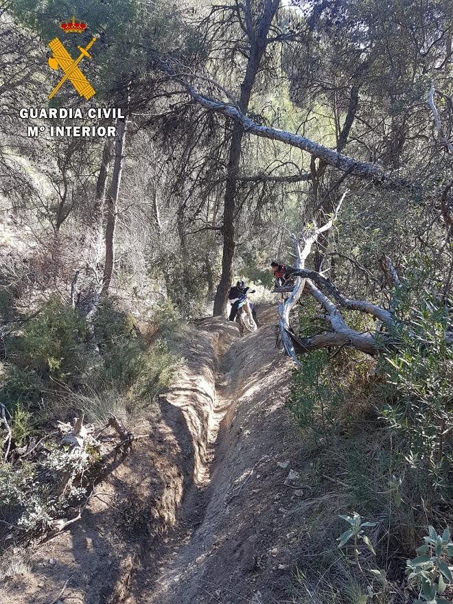 Motos de la ruta denunciada por un cauce seco. 